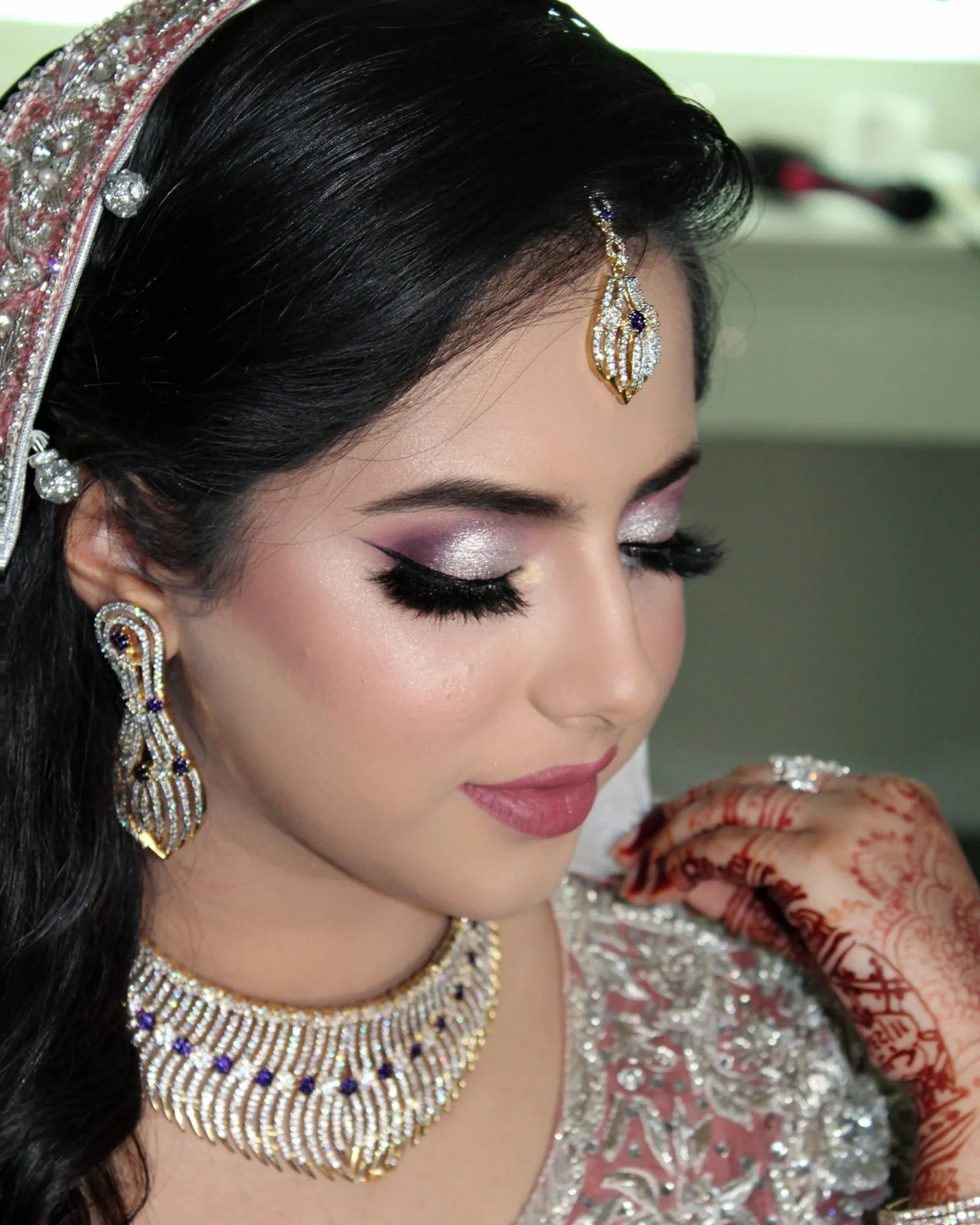Dupatta and jewellery setting by Bridal Art Studio